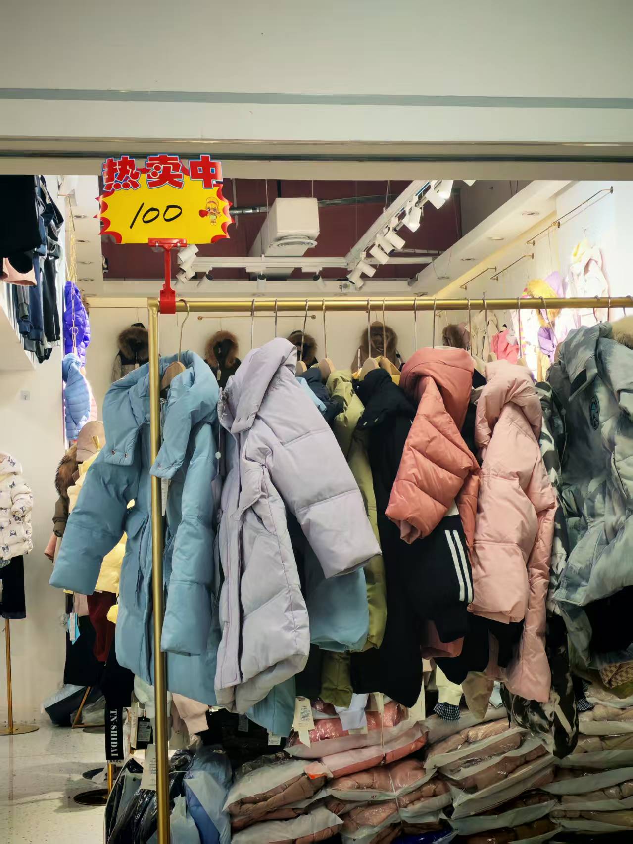 羽絨服漲價(jià)和豬肉有關(guān)？揭秘漲價(jià)背后的隱藏邏輯